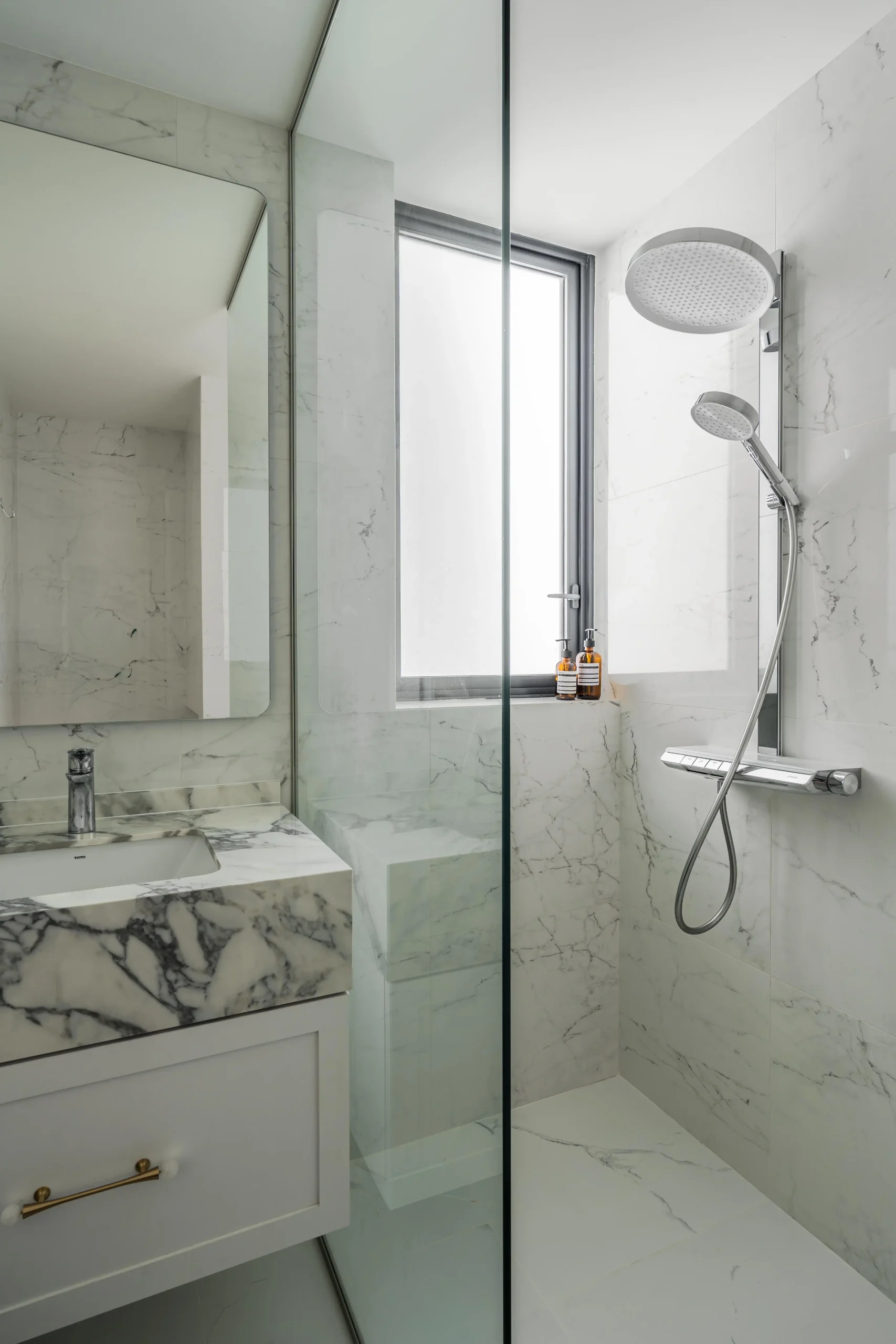 Modern Parisian bathroom with marble finishes and minimalist detailing